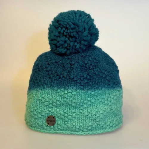 Hue i Uld med Foer og Pompon - Grøn Tonet, smaragdgrøn, gairo, 6631, petroleumsgrøn, dip dyed, tie dyed, koloreret, to farvet, kvast, pom pon, tut, sporty, smart, varm, lækker, smart, vinter, uld, ren, uldhue, ulden, enkel, fin, sjov, finurlig, damehue, til, damer, piger, pigehue, accessories, tilbehør, cykel, windstopper, foret, foer, biti, ribe, kvalitet