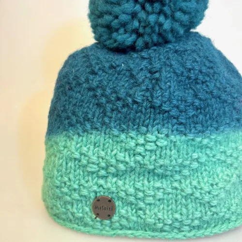 Hue i Uld med Foer og Pompon - Grøn Tonet, smaragdgrøn, gairo, 6631, petroleumsgrøn, dip dyed, tie dyed, koloreret, to farvet, kvast, pom pon, tut, sporty, smart, varm, lækker, smart, vinter, uld, ren, uldhue, ulden, enkel, fin, sjov, finurlig, damehue, til, damer, piger, pigehue, accessories, tilbehør, cykel, windstopper, foret, foer, biti, ribe, kvalitet