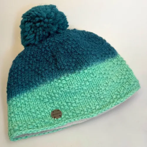 Hue i Uld med Foer og Pompon - Grøn Tonet, smaragdgrøn, gairo, 6631, petroleumsgrøn, dip dyed, tie dyed, koloreret, to farvet, kvast, pom pon, tut, sporty, smart, varm, lækker, smart, vinter, uld, ren, uldhue, ulden, enkel, fin, sjov, finurlig, damehue, til, damer, piger, pigehue, accessories, tilbehør, cykel, windstopper, foret, foer, biti, ribe, kvalitet