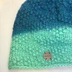 Hue i Uld med Foer og Pompon - Grøn Tonet, smaragdgrøn, gairo, 6631, petroleumsgrøn, dip dyed, tie dyed, koloreret, to farvet, kvast, pom pon, tut, sporty, smart, varm, lækker, smart, vinter, uld, ren, uldhue, ulden, enkel, fin, sjov, finurlig, damehue, til, damer, piger, pigehue, accessories, tilbehør, cykel, windstopper, foret, foer, biti, ribe, kvalitet