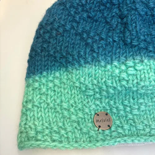 Hue i Uld med Foer og Pompon - Grøn Tonet, smaragdgrøn, gairo, 6631, petroleumsgrøn, dip dyed, tie dyed, koloreret, to farvet, kvast, pom pon, tut, sporty, smart, varm, lækker, smart, vinter, uld, ren, uldhue, ulden, enkel, fin, sjov, finurlig, damehue, til, damer, piger, pigehue, accessories, tilbehør, cykel, windstopper, foret, foer, biti, ribe, kvalitet