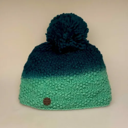 Hue i Uld med Foer og Pompon - Grøn Tonet, smaragdgrøn, gairo, 6631, petroleumsgrøn, dip dyed, tie dyed, koloreret, to farvet, kvast, pom pon, tut, sporty, smart, varm, lækker, smart, vinter, uld, ren, uldhue, ulden, enkel, fin, sjov, finurlig, damehue, til, damer, piger, pigehue, accessories, tilbehør, cykel, windstopper, foret, foer, biti, ribe, kvalitet