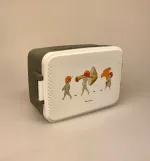 Madkasse - Dobbelt med Klemmer Tomtebo, de små skovnisser, svensk, eventyr, drenge, rätt start, til, piger, børn, feminin, sød, blomstereng, bio diversitet, insekter, bier, vild med vilje, natur, vilde, mark, haven, lækker, pæn, skole, job, madpakke, mad, frokost, praktisk, børnehave, biti, ribe, elsa beskow, svensk, motiv, tomtebobarnen, tomtebobørnene, drengemadkasse,