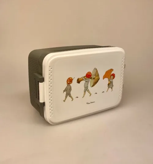 Madkasse - Dobbelt med Klemmer Tomtebo, de små skovnisser, svensk, eventyr, drenge, rätt start, til, piger, børn, feminin, sød, blomstereng, bio diversitet, insekter, bier, vild med vilje, natur, vilde, mark, haven, lækker, pæn, skole, job, madpakke, mad, frokost, praktisk, børnehave, biti, ribe, elsa beskow, svensk, motiv, tomtebobarnen, tomtebobørnene, drengemadkasse,