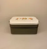 Madkasse - Dobbelt med Klemmer Tomtebo, de små skovnisser, svensk, eventyr, drenge, rätt start, til, piger, børn, feminin, sød, blomstereng, bio diversitet, insekter, bier, vild med vilje, natur, vilde, mark, haven, lækker, pæn, skole, job, madpakke, mad, frokost, praktisk, børnehave, biti, ribe, elsa beskow, svensk, motiv, tomtebobarnen, tomtebobørnene, drengemadkasse,