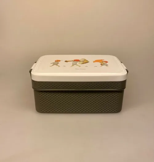 Madkasse - Dobbelt med Klemmer Tomtebo, de små skovnisser, svensk, eventyr, drenge, rätt start, til, piger, børn, feminin, sød, blomstereng, bio diversitet, insekter, bier, vild med vilje, natur, vilde, mark, haven, lækker, pæn, skole, job, madpakke, mad, frokost, praktisk, børnehave, biti, ribe, elsa beskow, svensk, motiv, tomtebobarnen, tomtebobørnene, drengemadkasse,