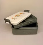 Madkasse - Dobbelt med Klemmer Tomtebo, de små skovnisser, svensk, eventyr, drenge, rätt start, til, piger, børn, feminin, sød, blomstereng, bio diversitet, insekter, bier, vild med vilje, natur, vilde, mark, haven, lækker, pæn, skole, job, madpakke, mad, frokost, praktisk, børnehave, biti, ribe, elsa beskow, svensk, motiv, tomtebobarnen, tomtebobørnene, drengemadkasse,