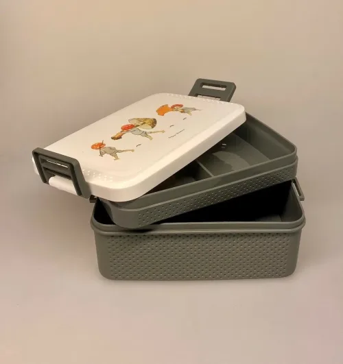 Madkasse - Dobbelt med Klemmer Tomtebo, de små skovnisser, svensk, eventyr, drenge, rätt start, til, piger, børn, feminin, sød, blomstereng, bio diversitet, insekter, bier, vild med vilje, natur, vilde, mark, haven, lækker, pæn, skole, job, madpakke, mad, frokost, praktisk, børnehave, biti, ribe, elsa beskow, svensk, motiv, tomtebobarnen, tomtebobørnene, drengemadkasse,