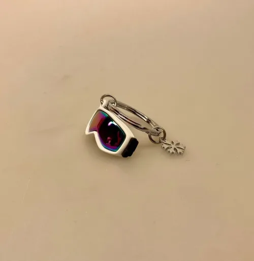 Nøglering Skibriller og Iskrystal, sne, vinter, vintersport, alpint, skiløb, ski, stå på, skiferie, skiinstruktør, skilærer, vintersæson, skiguide, vintersport, symbolsk, gave, gaveide, gavekort, ferie, udstyr, skibriller, goggles, iskrystal, cool, sej, smart, sjov, sangskjuler, biti, ribe, gadget,