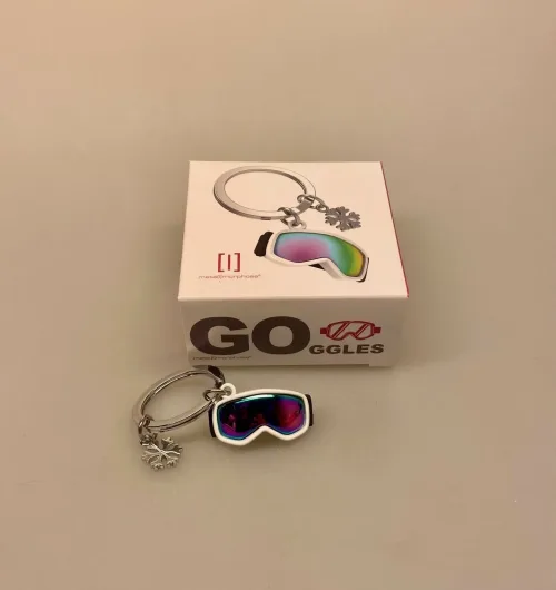 Nøglering Skibriller og Iskrystal, sne, vinter, vintersport, alpint, skiløb, ski, stå på, skiferie, skiinstruktør, skilærer, vintersæson, skiguide, vintersport, symbolsk, gave, gaveide, gavekort, ferie, udstyr, skibriller, goggles, iskrystal, cool, sej, smart, sjov, sangskjuler, biti, ribe, gadget,