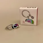 Nøglering Skibriller og Iskrystal, sne, vinter, vintersport, alpint, skiløb, ski, stå på, skiferie, skiinstruktør, skilærer, vintersæson, skiguide, vintersport, symbolsk, gave, gaveide, gavekort, ferie, udstyr, skibriller, goggles, iskrystal, cool, sej, smart, sjov, sangskjuler, biti, ribe, gadget,