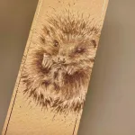 Bogmærke Karton med Pindsvin, pindgris, skovens dyr, dansk, danmarks, fauna, dyreliv, vild natur, wrendale, bogmærke, læsehest, elsker bøger, gavekort, til bøger, boggave, æseløre, gaveide, naturen, biti, ribe,