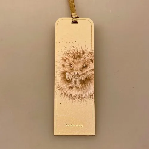 Bogmærke Karton med Pindsvin, pindgris, skovens dyr, dansk, danmarks, fauna, dyreliv, vild natur, wrendale, bogmærke, læsehest, elsker bøger, gavekort, til bøger, boggave, æseløre, gaveide, naturen, biti, ribe,