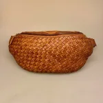 Bumbag i Bøffelskind - Verona Cognac, Bumbag i Bøffelskind - Bristol Cognac, flettet, flet, flettaske, tan, brun, gyldenbrun, kernelæder, brun, lysebrun, bøffel, bøffellæder, læder, kraftigt, fedt, kvalitet, lækker, holdbar, flot, sporty, smart, cool, moderne, cross body, cross bag, bæltetaske, fanny pack, bumbag, på, over, brystet, hands free, campomaggi, dansk, design, italiensk, stærk, billig, rummelig, stor, pung, kortholder, biti, ribe, montana,