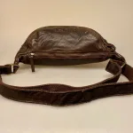 Bumbag i Bøffelskind - Verona Kaffebrun, Bumbag i Bøffelskind - Bristol Kaffebrun. kaffe, mørkebrun, dyb, brun,flettet, flet, flettaske, tan, brun, gyldenbrun, kernelæder, brun, lysebrun, bøffel, bøffellæder, læder, kraftigt, fedt, kvalitet, lækker, holdbar, flot, sporty, smart, cool, moderne, cross body, cross bag, bæltetaske, fanny pack, bumbag, på, over, brystet, hands free, campomaggi, dansk, design, italiensk, stærk, billig, rummelig, stor, pung, kortholder, biti, ribe, montana,