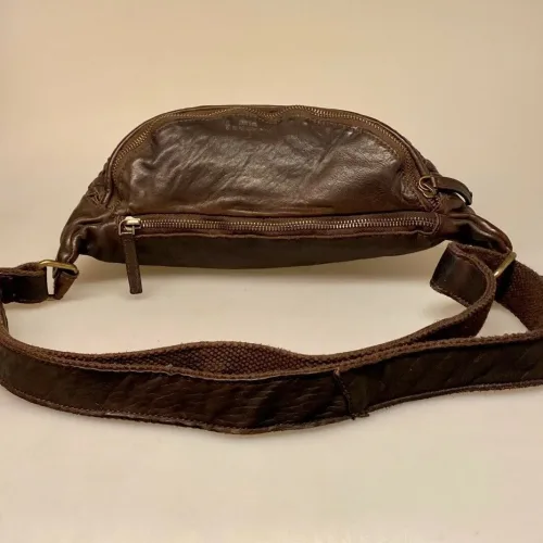 Bumbag i Bøffelskind - Verona Kaffebrun, Bumbag i Bøffelskind - Bristol Kaffebrun. kaffe, mørkebrun, dyb, brun,flettet, flet, flettaske, tan, brun, gyldenbrun, kernelæder, brun, lysebrun, bøffel, bøffellæder, læder, kraftigt, fedt, kvalitet, lækker, holdbar, flot, sporty, smart, cool, moderne, cross body, cross bag, bæltetaske, fanny pack, bumbag, på, over, brystet, hands free, campomaggi, dansk, design, italiensk, stærk, billig, rummelig, stor, pung, kortholder, biti, ribe, montana,