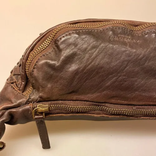 Bumbag i Bøffelskind - Verona Kaffebrun, Bumbag i Bøffelskind - Bristol Kaffebrun. kaffe, mørkebrun, dyb, brun,flettet, flet, flettaske, tan, brun, gyldenbrun, kernelæder, brun, lysebrun, bøffel, bøffellæder, læder, kraftigt, fedt, kvalitet, lækker, holdbar, flot, sporty, smart, cool, moderne, cross body, cross bag, bæltetaske, fanny pack, bumbag, på, over, brystet, hands free, campomaggi, dansk, design, italiensk, stærk, billig, rummelig, stor, pung, kortholder, biti, ribe, montana,