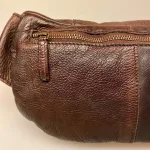 Bumbag i Bøffelskind - Custer Kaffebrun, mørkebrun, brun, chokolade, bøffel, bøffellæder, læder, kraftigt, fedt, kvalitet, lækker, holdbar, flot, sporty, smart, cool, moderne, cross body, cross bag, bæltetaske, fanny pack, bumbag, på, over, brystet, hands free, campomaggi, dansk, design, italiensk, stærk, billig, rummelig, stor, pung, kortholder, biti, ribe, montana,