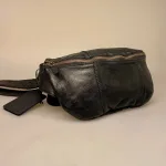 Bumbag i Bøffelskind - Custer Sort, bøffel, bøffellæder, læder, kraftigt, fedt, kvalitet, lækker, holdbar, flot, sporty, smart, cool, moderne, cross body, cross bag, bæltetaske, fanny pack, bumbag, på, over, brystet, hands free, campomaggi, dansk, design, italiensk, stærk, billig, rummelig, stor, pung, kortholder, biti, ribe, montana,