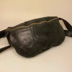 Bumbag i Bøffelskind - Custer Sort, bøffel, bøffellæder, læder, kraftigt, fedt, kvalitet, lækker, holdbar, flot, sporty, smart, cool, moderne, cross body, cross bag, bæltetaske, fanny pack, bumbag, på, over, brystet, hands free, campomaggi, dansk, design, italiensk, stærk, billig, rummelig, stor, pung, kortholder, biti, ribe, montana,