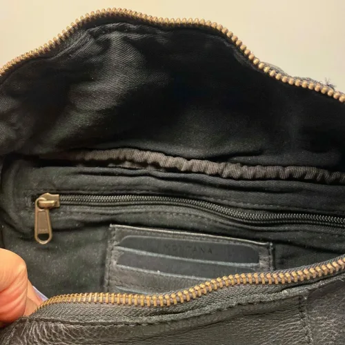 Bumbag i Bøffelskind - Custer Sort, bøffel, bøffellæder, læder, kraftigt, fedt, kvalitet, lækker, holdbar, flot, sporty, smart, cool, moderne, cross body, cross bag, bæltetaske, fanny pack, bumbag, på, over, brystet, hands free, campomaggi, dansk, design, italiensk, stærk, billig, rummelig, stor, pung, kortholder, biti, ribe, montana,