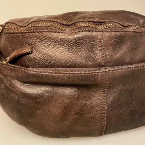 Bumbag i Bøffelskind - Liberty Kaffebrun, mørkebrun, brun, chokolade, choko, bøffel, bøffellæder, læder, kraftigt, fedt, kvalitet, lækker, holdbar, flot, sporty, smart, cool, moderne, cross body, cross bag, bæltetaske, fanny pack, bumbag, på, over, brystet, hands free, campomaggi, dansk, design, italiensk, stærk, billig, rummelig, stor, pung, kortholder, biti, ribe, montana,