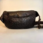 Bumbag i Bøffelskind - Verona Kaffebrun, kaffe, mørkebrun, dyb, ,flettet, flet, flettaske, tan, brun, gyldenbrun, kernelæder, brun, lysebrun, bøffel, bøffellæder, læder, kraftigt, fedt, kvalitet, lækker, holdbar, flot, sporty, smart, cool, moderne, cross body, cross bag, bæltetaske, fanny pack, bumbag, på, over, brystet, hands free, campomaggi, dansk, design, italiensk, stærk, billig, rummelig, stor, pung, kortholder, biti, ribe, montana,