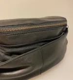 Bumbag i Skind - Agnes Sort, cross-body, crossbag, bæltetaske, slindtaske, skind, læder, kalveskind, skrå, treats, dansk, design, kvalitet, smart, mellemstor, biti, ribe, enkel, klassisk, sporty, cool, moderne, tilbud, vadehavet, nationalpark