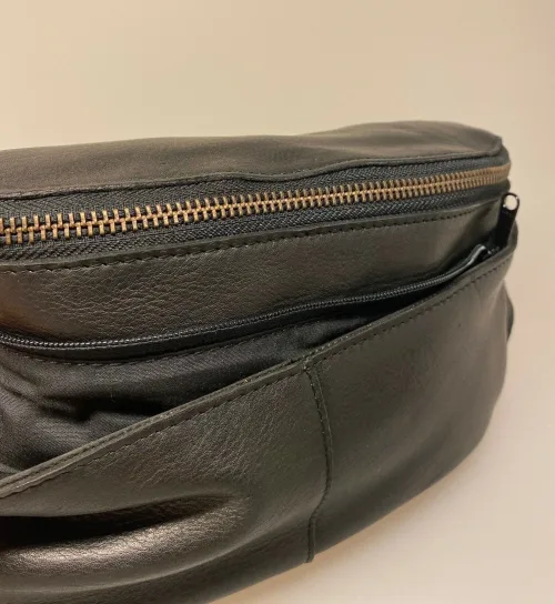 Bumbag i Skind - Agnes Sort, cross-body, crossbag, bæltetaske, slindtaske, skind, læder, kalveskind, skrå, treats, dansk, design, kvalitet, smart, mellemstor, biti, ribe, enkel, klassisk, sporty, cool, moderne, tilbud, vadehavet, nationalpark