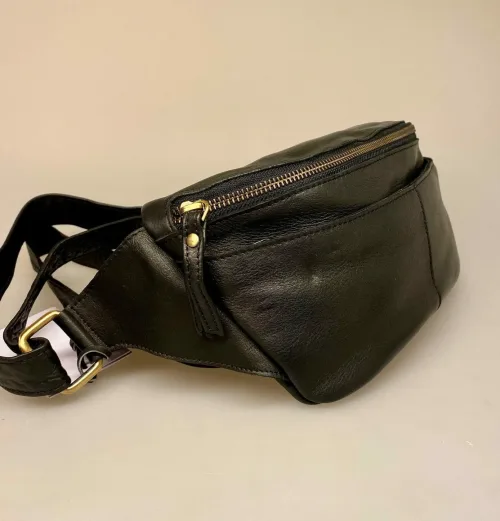 Bumbag i Skind - Agnes Sort, cross-body, crossbag, bæltetaske, slindtaske, skind, læder, kalveskind, skrå, treats, dansk, design, kvalitet, smart, mellemstor, biti, ribe, enkel, klassisk, sporty, cool, moderne, tilbud, vadehavet, nationalpark