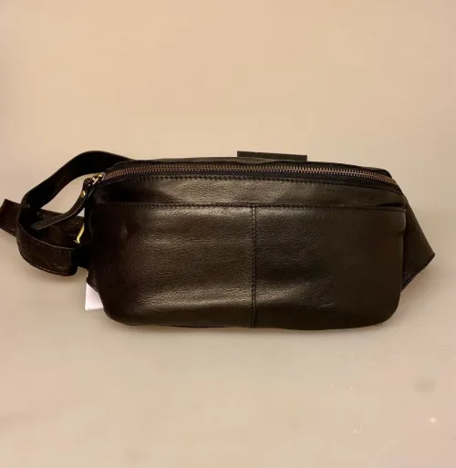 Bumbag i Skind - Agnes Sort, cross-body, crossbag, bæltetaske, slindtaske, skind, læder, kalveskind, skrå, treats, dansk, design, kvalitet, smart, mellemstor, biti, ribe, enkel, klassisk, sporty, cool, moderne, tilbud, vadehavet, nationalpark