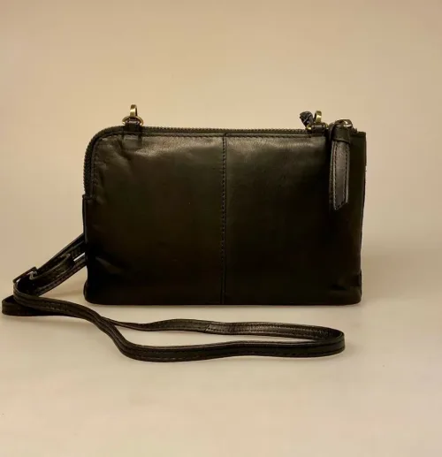 Lille Taske i Skind - Nanna Sort, simpel, enkel, lille, smart, unge, gå i byen, mobiltaske, gå-i-byen, taske, lille, rummelig, praktisk, herretaske, cross body, skuldertaske, skrå, lang rem, lædertaske, taskepung, organiser, smart, stilren, enkel, smart, lædertaske, mobiletui, ægte, skind, kalveskind, lækker, blød, cool, biti, dansk, design, unisex, festtaske,