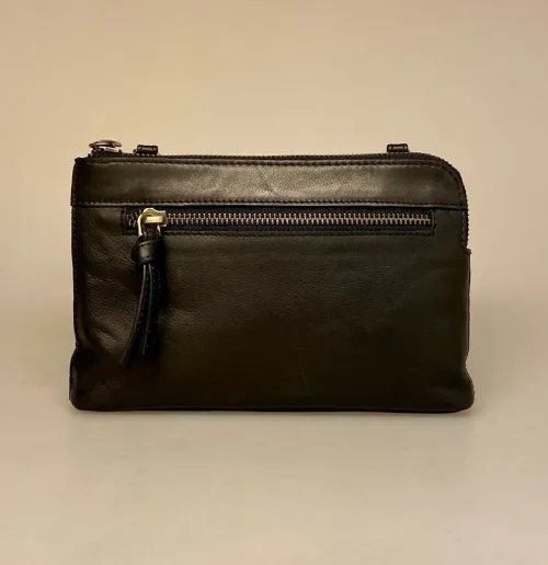 Lille Taske i Skind - Nanna Sort, simpel, enkel, lille, smart, unge, gå i byen, mobiltaske, gå-i-byen, taske, lille, rummelig, praktisk, herretaske, cross body, skuldertaske, skrå, lang rem, lædertaske, taskepung, organiser, smart, stilren, enkel, smart, lædertaske, mobiletui, ægte, skind, kalveskind, lækker, blød, cool, biti, dansk, design, unisex, festtaske,