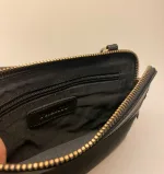 Lille Taske i Skind - Nanna Sort, simpel, enkel, lille, smart, unge, gå i byen, mobiltaske, gå-i-byen, taske, lille, rummelig, praktisk, herretaske, cross body, skuldertaske, skrå, lang rem, lædertaske, taskepung, organiser, smart, stilren, enkel, smart, lædertaske, mobiletui, ægte, skind, kalveskind, lækker, blød, cool, biti, dansk, design, unisex, festtaske,