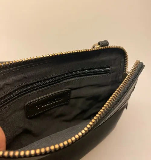 Lille Taske i Skind - Nanna Sort, simpel, enkel, lille, smart, unge, gå i byen, mobiltaske, gå-i-byen, taske, lille, rummelig, praktisk, herretaske, cross body, skuldertaske, skrå, lang rem, lædertaske, taskepung, organiser, smart, stilren, enkel, smart, lædertaske, mobiletui, ægte, skind, kalveskind, lækker, blød, cool, biti, dansk, design, unisex, festtaske,