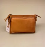 Lille Taske i Skind med Pung - Olga Cognac, sporty, nøglering, brun, lysebrun, camel, karamel, taskepung, pung, tegnebog, mobiltaske, lille, rummelig, lædervarer, lædertaske, skindtaske, festtaske, gå-i-byen, sporty, klassisk, enkel, simpel, lommer, rum, cross body, cross over, skudertaske, organiser, clutch, dansk, design, kvalitet, kalveskind, dametaske, gave, billig, fin, biti, ribe,