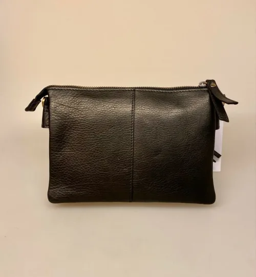 Lille Taske i Skind med Pung - Olga Sort,sporty, nøglering, brun, lysebrun, camel, karamel, taskepung, pung, tegnebog, mobiltaske, lille, rummelig, lædervarer, lædertaske, skindtaske, festtaske, gå-i-byen, sporty, klassisk, enkel, simpel, lommer, rum, cross body, cross over, skudertaske, organiser, clutch, dansk, design, kvalitet, kalveskind, dametaske, gave, billig, fin, biti, ribe,