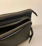 Lille Taske i Skind med Pung - Olga Sort,sporty, nøglering, brun, lysebrun, camel, karamel, taskepung, pung, tegnebog, mobiltaske, lille, rummelig, lædervarer, lædertaske, skindtaske, festtaske, gå-i-byen, sporty, klassisk, enkel, simpel, lommer, rum, cross body, cross over, skudertaske, organiser, clutch, dansk, design, kvalitet, kalveskind, dametaske, gave, billig, fin, biti, ribe,