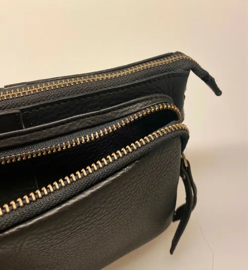 Lille Taske i Skind med Pung - Olga Sort,sporty, nøglering, brun, lysebrun, camel, karamel, taskepung, pung, tegnebog, mobiltaske, lille, rummelig, lædervarer, lædertaske, skindtaske, festtaske, gå-i-byen, sporty, klassisk, enkel, simpel, lommer, rum, cross body, cross over, skudertaske, organiser, clutch, dansk, design, kvalitet, kalveskind, dametaske, gave, billig, fin, biti, ribe,