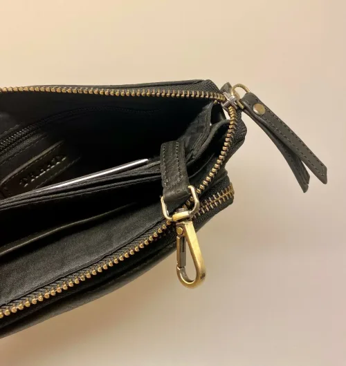 Lille Taske i Skind med Pung - Olga Sort,sporty, nøglering, brun, lysebrun, camel, karamel, taskepung, pung, tegnebog, mobiltaske, lille, rummelig, lædervarer, lædertaske, skindtaske, festtaske, gå-i-byen, sporty, klassisk, enkel, simpel, lommer, rum, cross body, cross over, skudertaske, organiser, clutch, dansk, design, kvalitet, kalveskind, dametaske, gave, billig, fin, biti, ribe,