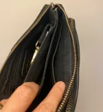 Lille Taske i Skind med Pung - Olga Sort,sporty, nøglering, brun, lysebrun, camel, karamel, taskepung, pung, tegnebog, mobiltaske, lille, rummelig, lædervarer, lædertaske, skindtaske, festtaske, gå-i-byen, sporty, klassisk, enkel, simpel, lommer, rum, cross body, cross over, skudertaske, organiser, clutch, dansk, design, kvalitet, kalveskind, dametaske, gave, billig, fin, biti, ribe,