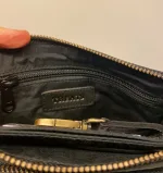 Lille Taske i Skind med Pung - Olga Sort,sporty, nøglering, brun, lysebrun, camel, karamel, taskepung, pung, tegnebog, mobiltaske, lille, rummelig, lædervarer, lædertaske, skindtaske, festtaske, gå-i-byen, sporty, klassisk, enkel, simpel, lommer, rum, cross body, cross over, skudertaske, organiser, clutch, dansk, design, kvalitet, kalveskind, dametaske, gave, billig, fin, biti, ribe,