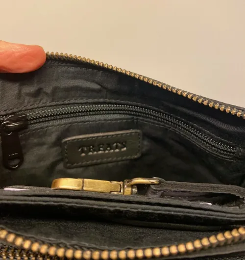 Lille Taske i Skind med Pung - Olga Sort,sporty, nøglering, brun, lysebrun, camel, karamel, taskepung, pung, tegnebog, mobiltaske, lille, rummelig, lædervarer, lædertaske, skindtaske, festtaske, gå-i-byen, sporty, klassisk, enkel, simpel, lommer, rum, cross body, cross over, skudertaske, organiser, clutch, dansk, design, kvalitet, kalveskind, dametaske, gave, billig, fin, biti, ribe,