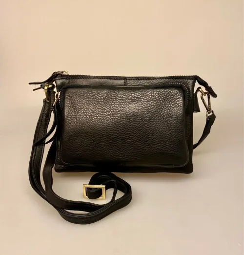 Lille Taske i Skind med Pung - Olga Sort,sporty, nøglering, brun, lysebrun, camel, karamel, taskepung, pung, tegnebog, mobiltaske, lille, rummelig, lædervarer, lædertaske, skindtaske, festtaske, gå-i-byen, sporty, klassisk, enkel, simpel, lommer, rum, cross body, cross over, skudertaske, organiser, clutch, dansk, design, kvalitet, kalveskind, dametaske, gave, billig, fin, biti, ribe,