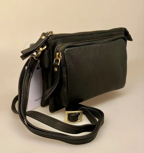 Lille Taske i Skind med Pung - Olga Sort,sporty, nøglering, brun, lysebrun, camel, karamel, taskepung, pung, tegnebog, mobiltaske, lille, rummelig, lædervarer, lædertaske, skindtaske, festtaske, gå-i-byen, sporty, klassisk, enkel, simpel, lommer, rum, cross body, cross over, skudertaske, organiser, clutch, dansk, design, kvalitet, kalveskind, dametaske, gave, billig, fin, biti, ribe,