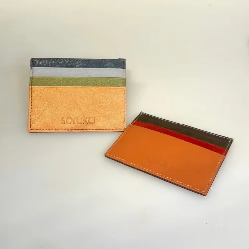 Unika Kortetui i Læder - Flerfarvet Enkel, assorterede, forkellige, nuancer, kulørt, gylden, orange, farver, billig, særlig, vegetabilsk, garvet, ægte, miljø, rigtigt, venligt, bio, pung, tegnebog, kortetui, kortholder, credit cards, kreditkort, betalingskort, lommer, skind, læder, unik, one of a kind, varme, biti, spansk, spanien, recycle, up cykled, tilbud, gave, gaveide, vadehavet, design