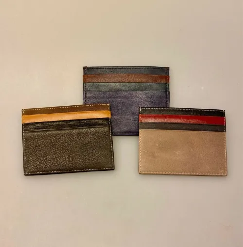 Unika Kortetui i Læder - Flerfarvet Enkel, , assorterede, forkellige, nuancer, kulørt, gylden, orange, farver, billig, særlig, vegetabilsk, garvet, ægte, miljø, rigtigt, venligt, bio, pung, tegnebog, kortetui, kortholder, credit cards, kreditkort, betalingskort, lommer, skind, læder, unik, one of a kind, varme, biti, spansk, spanien, recycle, up cykled, tilbud, gave, gaveide, vadehavet, design