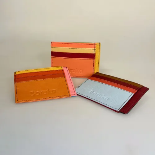 Unika Kortetui i Læder - Flerfarvet med Lomme, A terracotta/orange, C rust/aprikos, B bordeaux/grå, farver, kulørt, little elephant, my wallit, italiensk, spansk, kortetui, kortholder, kortpung, lille, kompakt, credit cards, kreditkort, unisex, farveglad, særlig, speciel, flot, unika, kun en af hver, one of a kind, piger, damer, mænd, lomme, gave, gaveide, billig, lækker, skind, læder, pung, kort, cool, biti, ribe, vadehavet, 81047