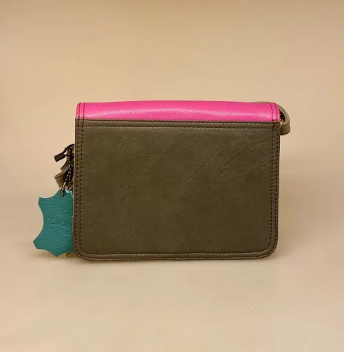 Unika Taske i Læder - Beth Fuchsia Varm Gul, pink, karry, varm, frisk, sommerfarver, , lyse, farver, varme, varmgul, sommer, sommerfarver, Beth , Unika Taske i læder - flerfarvet L, Unika Taske , Unika Taske i læder, taske, skind, læder, skindtaske, ægte læder, ægte skind, lædertaske, spansk, design, smart, unika, unikt, one of a kind, recykling, upcykling, upcycled, recycled, sustainable, bæredygtigt, naturligt, vegetabilsk, garvet, håndlavet, kunsthåndværk, læderarbejde, specielt, flot, lækkert, kvalitet, biti, ribe, domkirken, marsken, vadehavet, my wallit, italiensk, spansk, elefant