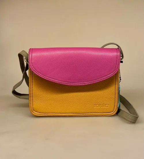 Unika Taske i Læder - Beth Fuchsia Varm Gul, pink, karry, varm, frisk, sommerfarver, , lyse, farver, varme, varmgul, sommer, sommerfarver, Beth , Unika Taske i læder - flerfarvet L, Unika Taske , Unika Taske i læder, taske, skind, læder, skindtaske, ægte læder, ægte skind, lædertaske, spansk, design, smart, unika, unikt, one of a kind, recykling, upcykling, upcycled, recycled, sustainable, bæredygtigt, naturligt, vegetabilsk, garvet, håndlavet, kunsthåndværk, læderarbejde, specielt, flot, lækkert, kvalitet, biti, ribe, domkirken, marsken, vadehavet, my wallit, italiensk, spansk, elefant